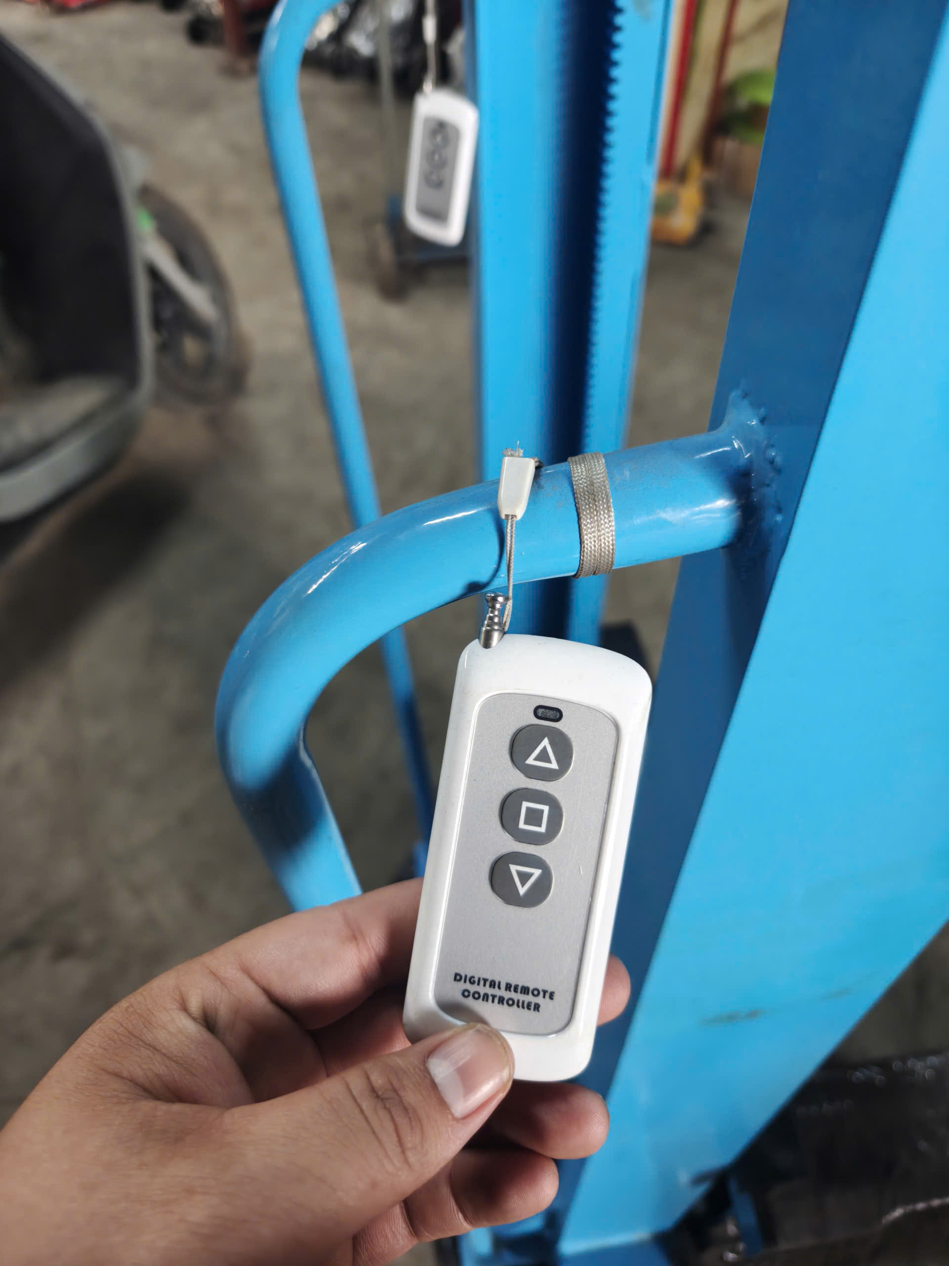 Xe Nâng Trèo Ô Tô 1000Kg Ắc Quy Xe Nâng Trèo Ô Tô 1000Kg Ắc Quy